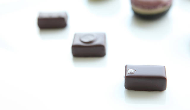 <strong>PIERRE HERMÉ PARIS｜ピエール・エルメ・パリ</strong>　ショコラを飾るパートドフリュイはまるでダイヤモンドのよう。