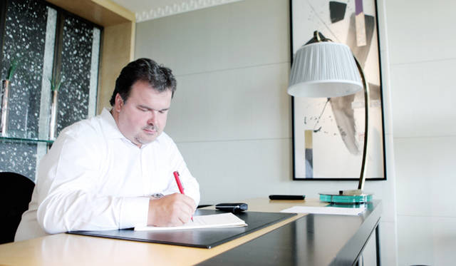 <strong>PIERRE HERMÉ PARIS｜ピエール・エルメ・パリ</strong>　撮影の合間にクリスマスのメッセージを書いていました。どんなメッセージが込められたのか、それはノエルコレクションを口にすればわかるはず!?