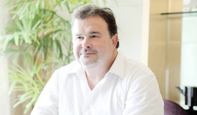 <strong>PIERRE HERMÉ PARIS｜ピエール・エルメ・パリ</strong>　終始おだやかに、丁寧に、時折上品なジョークを交えながらインタビューに応えてくれたエルメ氏。その優しい表情に誰もが心を和ませた。