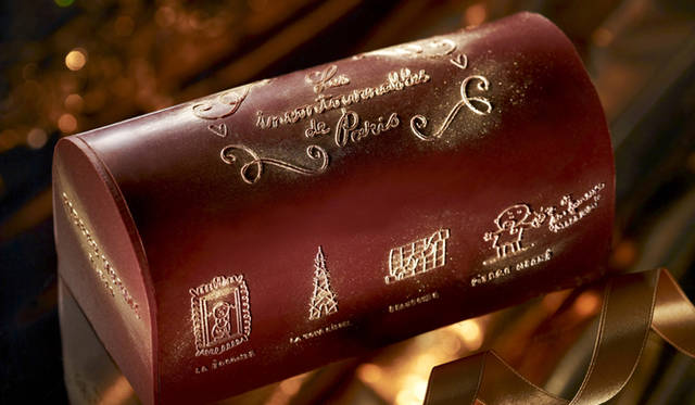 <strong>PIERRE HERMÉ PARIS｜ピエール・エルメ・パリ</strong>　“パリの見なければならないところ”をテーマに描かれたソルダッドゥ・ブラヴィ氏のイラストがキュートな「ビッシュ レ アンコントゥルナーブル ドゥ パリ」。みんなでケーキを囲んでエルメ氏のイラストを探してみて！　「ビッシュ レ アンコントゥルナーブル ドゥ パリ」 8400円（青山限定100個）