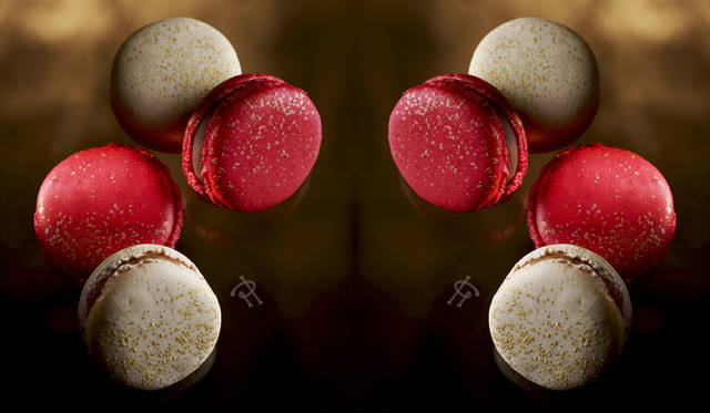 <strong>PIERRE HERMÉ PARIS｜ピエール・エルメ・パリ</strong>　黒トリュフ、バルサミコ酢、フォアグラの3つのフレーバーが愉しめるスペシャルボックス「マカロン デクセプション」3個入り 2100円