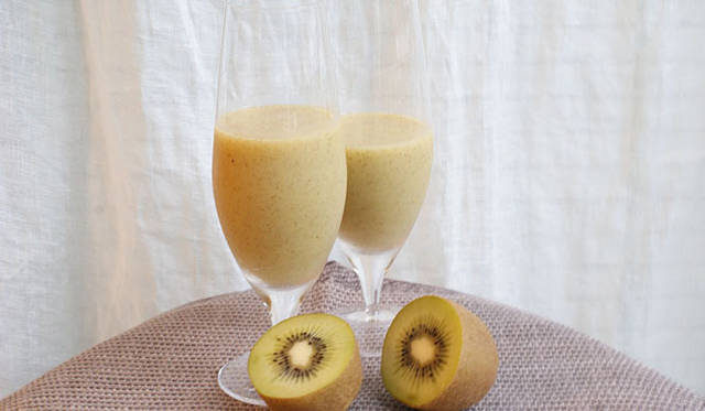 <strong>福岡淳子｜連載第3回 秋デトックスのススメ</strong>　11月のフルーツ  “キウイフルーツ＆パイナップル” スムージー<br>キウイフルーツ1個には、1日の必要量をほぼ満たすことができるビタミンCがふくまれています。