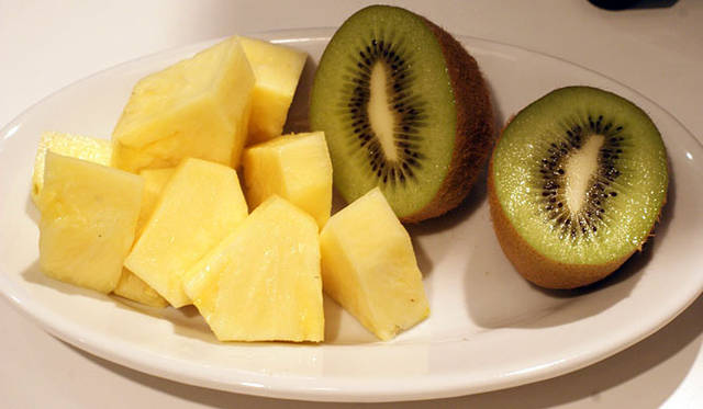 <strong>福岡淳子｜連載第3回 秋デトックスのススメ</strong>　11月のフルーツ  “キウイフルーツ＆パイナップル” スムージー<br>パイナップルは、甘みは下のほうが強いので、保存する時は葉を下にしてください。