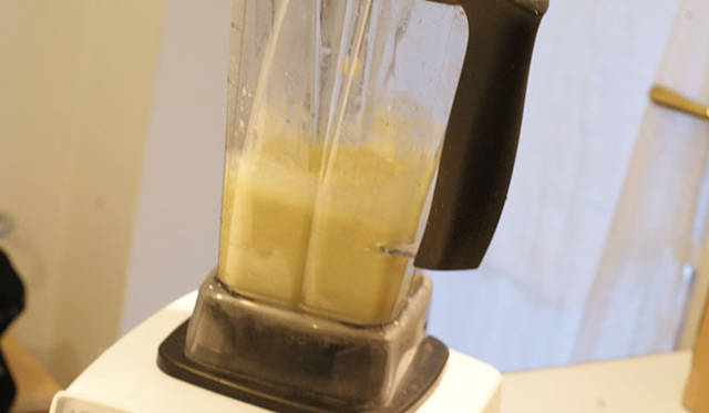 <strong>福岡淳子｜連載第3回 秋デトックスのススメ</strong>　11月のフルーツ  “キウイフルーツ＆パイナップル” スムージー<br>ミキサーに、皮を剥いてカットしたキウイフルーツ、パイナップルの順番でいれて撹拌（かくはん）します。すぐに、できあがり。