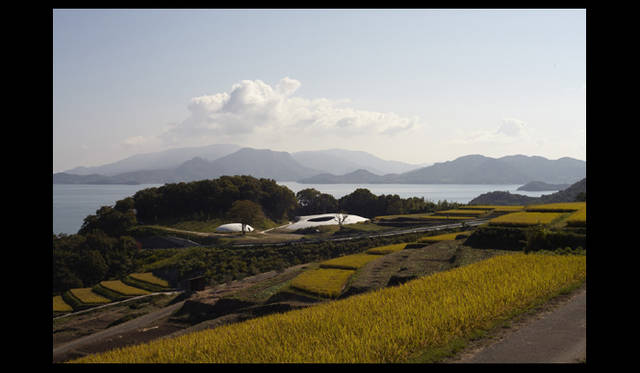 <strong>豊島美術館｜TESHIMA ART MUSEUM</strong>　写真＝森川 昇