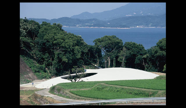 <strong>豊島美術館｜TESHIMA ART MUSEUM</strong>　写真＝森川 昇