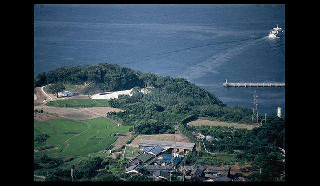 <strong>豊島美術館｜TESHIMA ART MUSEUM</strong>　写真＝畠山直哉