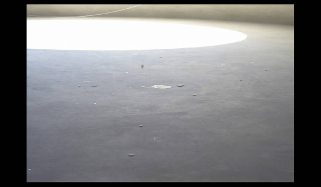 <strong>豊島美術館｜TESHIMA ART MUSEUM</strong>　作家名｜内藤 礼　作品名｜「母型」　制作年｜2010 年　材料｜地下水、コンクリート、石、リボン、糸、ビーズ　空間サイズ｜40m×60m×4.5m　写真＝森川 昇