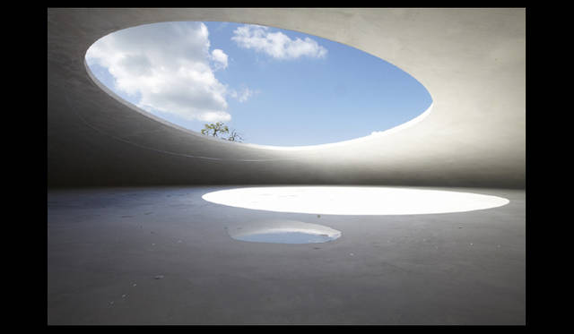 <strong>豊島美術館｜TESHIMA ART MUSEUM</strong>　写真＝森川 昇