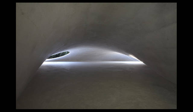 <strong>豊島美術館｜TESHIMA ART MUSEUM</strong>　写真＝森川 昇