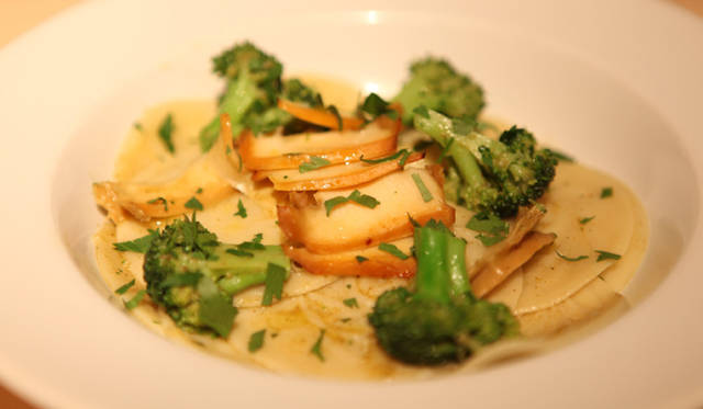 <strong>more trees｜バーニーズ　ニューヨークで愉しむ森の恵み</strong>　料理には「more treesの森」がある長野県小諸市、熊本県阿蘇郡小国町、高知県高岡郡中土佐町で収穫された野菜やきのこ、牛肉などを使用している。