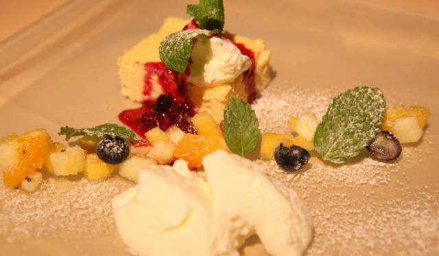 <strong>more trees｜バーニーズ　ニューヨークで愉しむ森の恵み</strong>　間伐材を使用したmore trees特製箸は、コースをオーダーした方にそのままプレゼントされる。