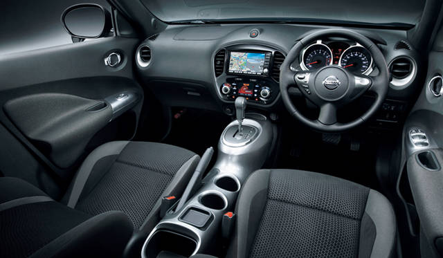 <strong>日産 ジューク｜NISSAN JUKE 16GT FOUR</strong><br>内装色がブラックのバージョン。カーウイングスナビゲーションシステム（地デジ内蔵、HDD方式）、ビルトインタイプのバックビューモニター、ETCユニット、ステアリングスイッチなどをオプション装備として用意。