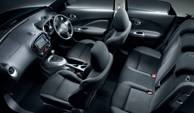 <strong>日産 ジューク｜NISSAN JUKE 16GT FOUR</strong><br>16GT、16GT FOURともにシート全体をスエード調トリコット素材が採用される。