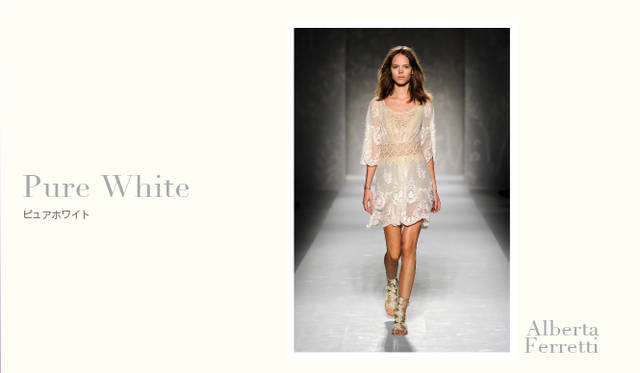<strong>Keyword 06 “Pure White”</strong></br>色鮮やかなヴィヴィッドカラーとは対照的に、ピュアな魅力を語るホワイトカラーも人気。レーシーな素材でフェミニン＆イノセンスに、あるいは構築的なシルエットでミニマルモダンに。“白”の着こなしの幅を感じさせるルックが数多く登場した。Photo｜Alberta Ferretti｜アルベルタ・フェレッティ