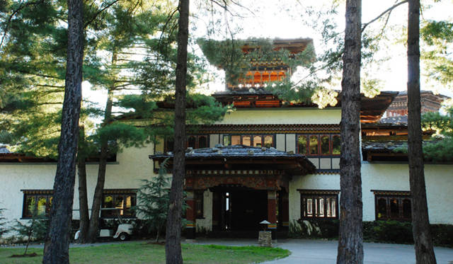 <strong>Uma Paro｜ウマ・パロ</strong> ウマ・パロのエントランス。伝統的なブータン家屋を模したたたずまいが印象的。