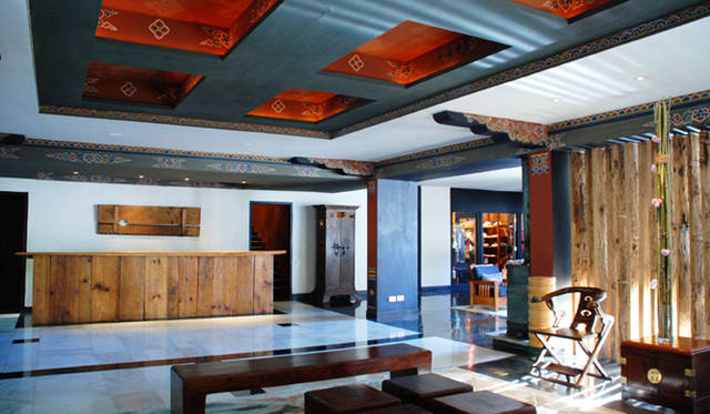 <strong>Uma Paro｜ウマ・パロ</strong> ロビーフロアも独特の空気感が漂う。秋・冬にはブカリと呼ばれるブータン風ストーブが登場。