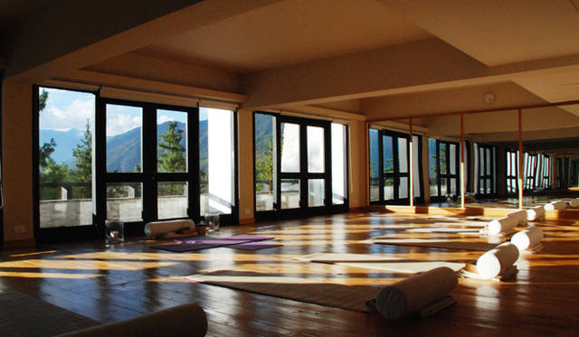 <strong>Uma Paro｜ウマ・パロ</strong> ホリスティック・リトリートを自認するコモならでは。山系を望むヨガルームも広い。