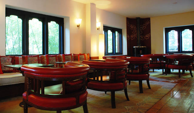 <strong>Uma Paro｜ウマ・パロ</strong> レストラン横にはバー。人気はブータン産のビール「レッドパンダ」。