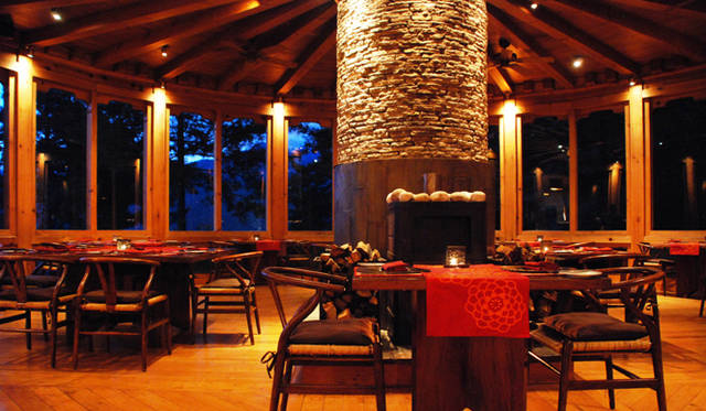 <strong>Uma Paro｜ウマ・パロ</strong> ユニークな円形ダイニング「ブカリ」。ブータン料理、インド料理のコース、アラカルトを日替わりで。