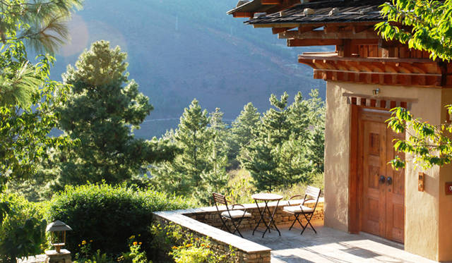 <strong>Uma Paro｜ウマ・パロ</strong> 敷地に点在するヴィラは、周辺の山々に囲まれる。