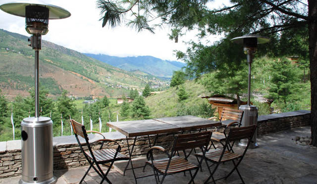 <strong>Uma Paro｜ウマ・パロ</strong> 2ベッドルームのコモ・ヴィラはもっともエクスクルーシブ。テラスからは遠くにパロ谷を望む。