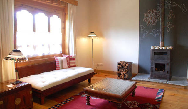 <strong>Uma Paro｜ウマ・パロ</strong> ヴィラのリビングエリア。このほか、スパが受けられるトリートメントルームが備わる贅たくさ。