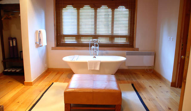 <strong>Uma Paro｜ウマ・パロ</strong> ヴィラのバスルームは白木のフロアで清潔感あり。アメニティはコモ・シャンバラのオリジナル。