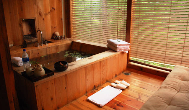 <strong>Uma Paro｜ウマ・パロ</strong> 人気のトラディショナル・バス。焼けた天然石を利用したお湯に浸かるスタイルはまさに温泉気分。