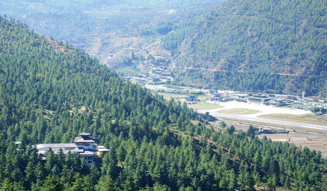 <strong>Uma Paro｜ウマ・パロ</strong> 空港から10分ほど。パロの町にほど近い肥沃な松林の中に位置。