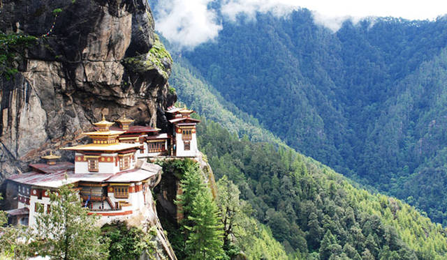 <strong>Uma Paro｜ウマ・パロ</strong> ブータン仏教でもっとも崇高なタクツァン僧院。別名タイガーズ・ネスト。