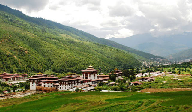 <strong>Uma Paro｜ウマ・パロ</strong> 州都ティンプーにあるタシチョ・ゾンは国王の執務室兼ブータン仏教の総本山。