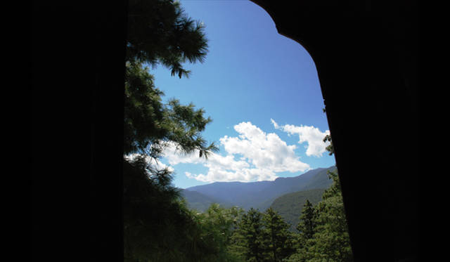 <strong>Uma Paro｜ウマ・パロ</strong> ウマ・パロのゲストルームから見た風景。青い空とクリーンな空気が清々しい。