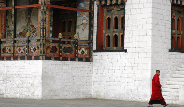 <strong>Uma Paro｜ウマ・パロ</strong> 各都市に位置するゾンは、国政を司る執務室と僧院を兼ねる。若き僧たちが暮らす場所でもある。