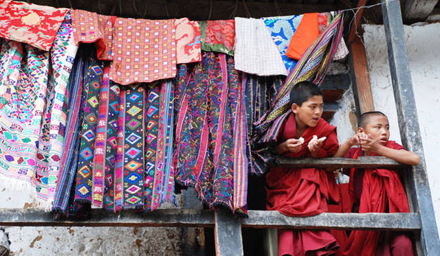 <strong>Uma Paro｜ウマ・パロ</strong> 幼い修行僧たち。買い食い、ケータイなど意外に生活は放任主義か。