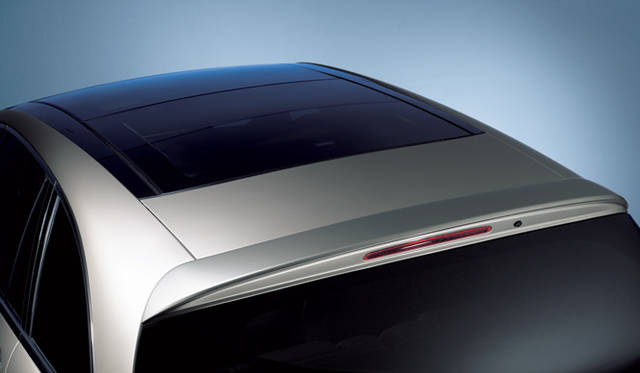 <strong>Mercedes-Benz R350 4MATIC｜メルセデス・ベンツ R350 4MATIC</strong>　空力特性を高め、走行安定性を向上させるルーフスポイラー（オプション装備）