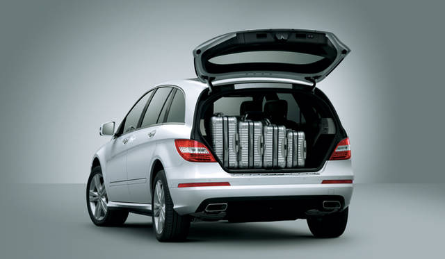 <strong>Mercedes-Benz R350 4MATIC｜メルセデス・ベンツ R350 4MATIC</strong>　869リットル～1950リットルまでの幅広い積載面積を確保するラゲッジスペース。用途や乗員数によってさまざまな使いわけをすることができる。