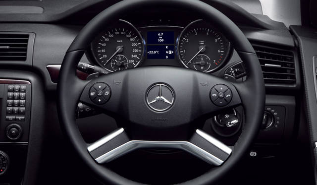 <strong>Mercedes-Benz R350 4MATIC｜メルセデス・ベンツ R350 4MATIC</strong>　携帯電話の通話操作、オーディオのヴォリューム調整、そのほか車両情報の呼びだしなどを一手にコントロールすることができるマルチファンクションステアリング