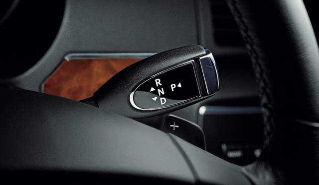 <strong>Mercedes-Benz R350 4MATIC｜メルセデス・ベンツ R350 4MATIC</strong>　ステアリングを握ったままドライビングをコントロールすることができるダイレクトセレクト