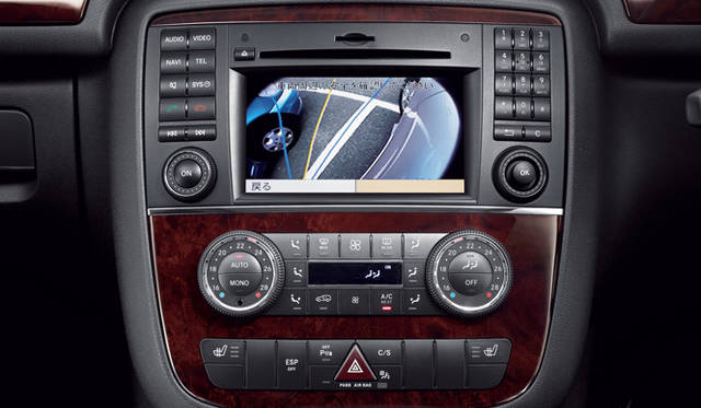 <strong>Mercedes-Benz R350 4MATIC｜メルセデス・ベンツ R350 4MATIC</strong>　助手席側のドアミラーに内蔵されたサイドビューカメラの映像は、6.5インチディスプレイで確認することができる。