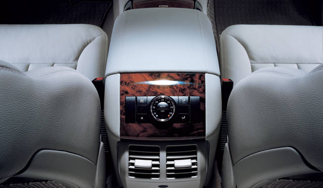 <strong>Mercedes-Benz R350 4MATIC｜メルセデス・ベンツ R350 4MATIC</strong>　運転席、助手席、2列目シートとそれぞれを分割して温度調整をすることができるクライメートコントロール