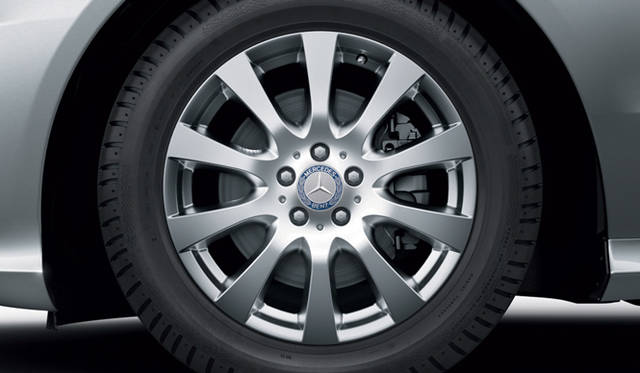 <strong>Mercedes-Benz R350 4MATIC｜メルセデス・ベンツ R350 4MATIC</strong>　255/55R18の18インチ10スポークアルミホイール