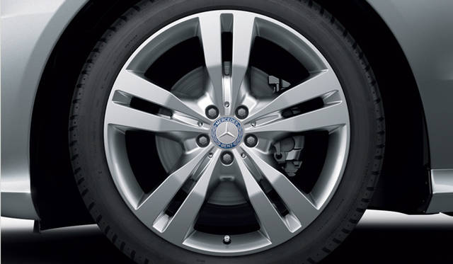 <strong>Mercedes-Benz R350 4MATIC｜メルセデス・ベンツ R350 4MATIC</strong>　265/45R20の20インチ5ツインスポークアルミホイール