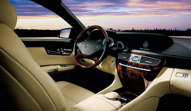 <strong>Mercedes-Benz  CL-Class｜メルセデス・ベンツ CLクラス</strong>　内装をサハラベージュに染めたCL 550 BlueEFFICIENCYのインテリア。オプション仕様のトリムで彩りを増したバージョン