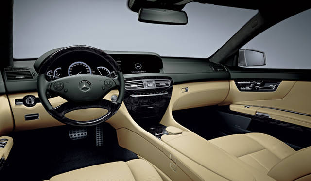 <strong>Mercedes-Benz  CL-Class｜メルセデス・ベンツ CLクラス</strong>　AMGスポーツパッケージの内装には、ブラックアッシュウッドインテリアトリム、本革に覆われたステアリングを採用