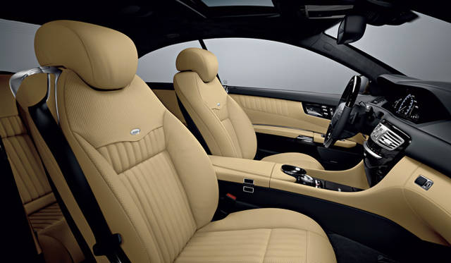 <strong>Mercedes-Benz  CL-Class｜メルセデス・ベンツ CLクラス</strong>　フルレザーのシートカラーがパステルイエロー、トリムにはブラック。ほかにも多様なカラーが用意され、それぞれを自由に組みあわせることができる