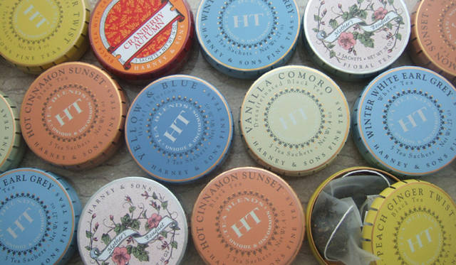 <strong>HARNEY & SONS｜ハーニー＆サンズ</strong>　3～5サシェ入った持ち運びに便利な「TAGALONG（タガロング）」は全8フレーバー。バッグにお気に入りのフレーバーをしのばせて、いつでもどこでも優雅なティータイムを愉しみたい。　各630円