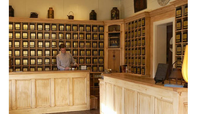 <strong>HARNEY & SONS｜ハーニー＆サンズ</strong>　現在はハーニー家の長男 マイクがマスターティーブレンダーとして毎日50種類もの茶葉の品質をきびしくチェックし、満足のいくものだけをパックしている。