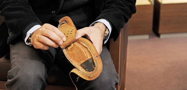 <strong>Salvatore Ferragamo｜サルヴァトーレ フェラガモ</strong>　サルヴァトーレ フェラガモの最高級ライン「トラメッザ」の構造について、分解サンプルを手に詳細に解説するハビエ氏。