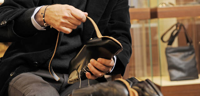 <strong>Salvatore Ferragamo｜サルヴァトーレ フェラガモ</strong>　アッパーと底革は、この「ウェルト」と呼ばれる細長いテープ状の革とともに縫い合わされる。ウェルト製法はリソールがしやすいという利点があるため愛着ある靴を長くはくことができるのだ。